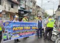Satlantas Polres Tanjungbalai Bagikan Cokelat ke Warga
