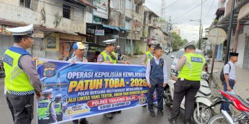 Satlantas Polres Tanjungbalai Bagikan Cokelat ke Warga
