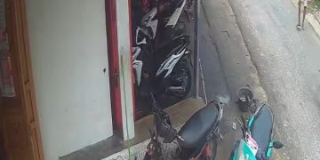 Aksi Pencuri Sepedamotor di Kecamatan Meranti Asahan Terekam CCTV