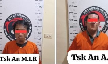 Kedua tersangka saat di kantor polisi.
