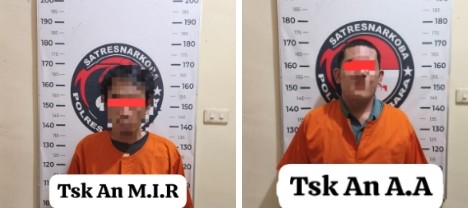 Kedua tersangka saat di kantor polisi.