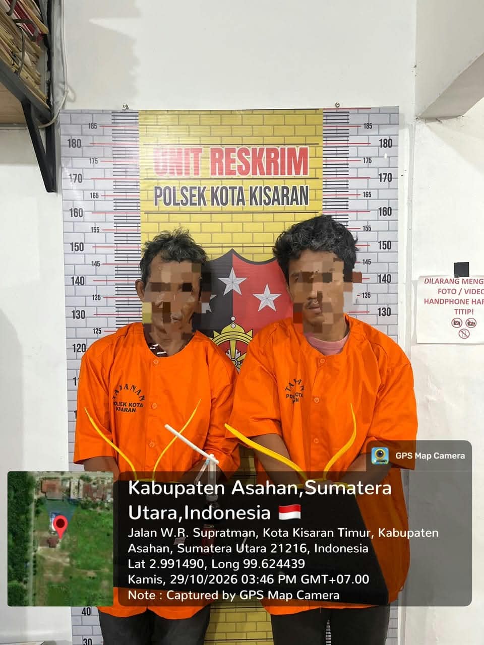 Kedua tersangka saat di kantor polisi. 