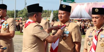 Wabup Asahan Terima Tanda Penghargaan Gerakan Pramuka Darma Bakti